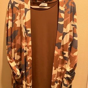 NWT woman’s Zenana sleeveless Large tank top and Large Camo cardigan  pockets.